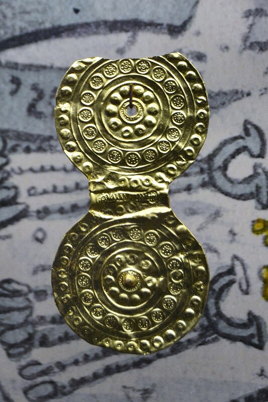 Fíbula de folha dupla dourada (cópia), Túmulo de Hallstatt 505, 600 a.C.jpg